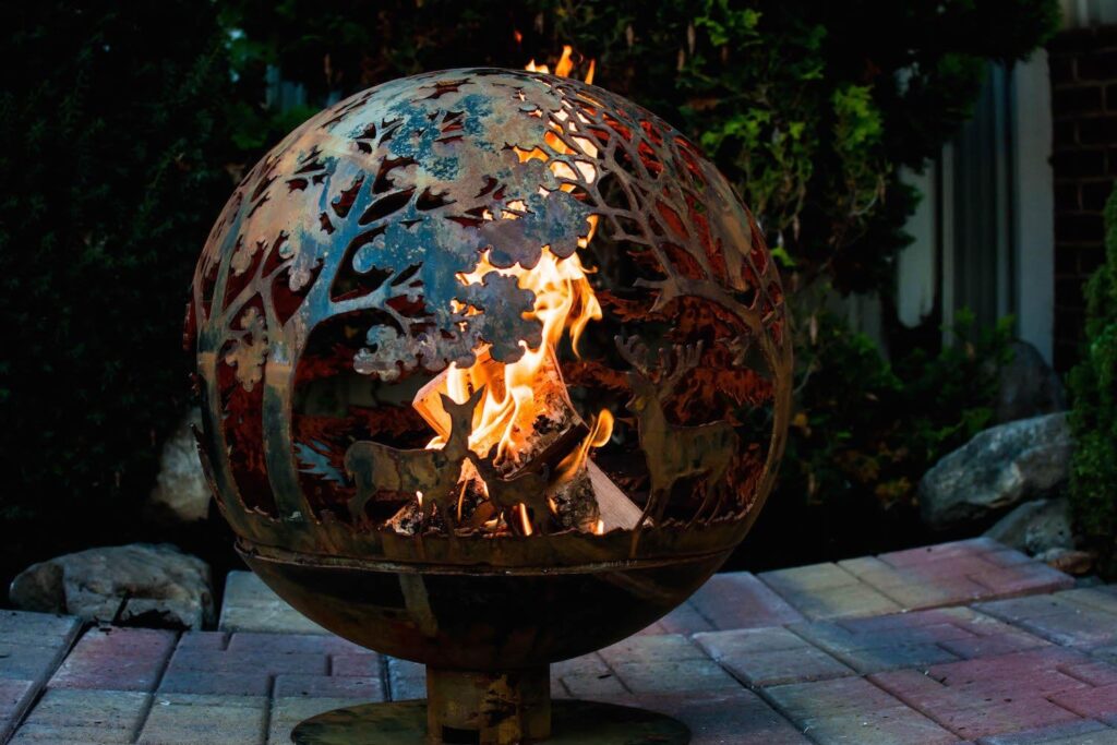 Esschert Design FF1013 Leaf Fire Sphere, Rust Metal Finish - Large