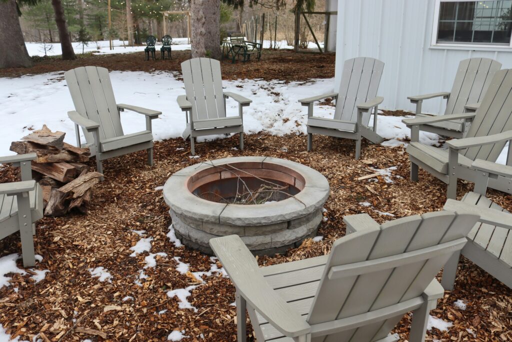 Are There Wood Fire Pit Designs That Incorporate Seating?